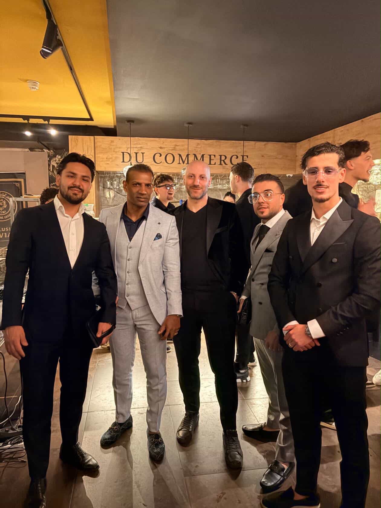 Nabil met partners op een high-ticket avond